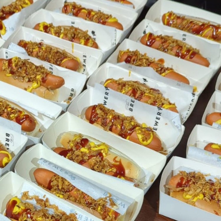 Whole Case (24 pcs)  Award-winning Plant-based Hot Dogs (6 x 4 x 90g)